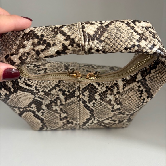 Faux Snakeskin Clutch w/zipper - Picture 2 of 4